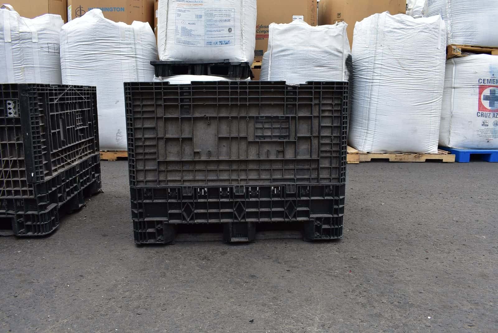 Contenedor colapsable negro de HDPE en el patio de PIMSA